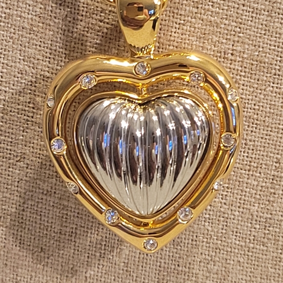 JOAN RIVERS VINTAGE COLECTION REVERSIBLE HART PENDANT WITH 30"LONG NECKLACE - Picture 5 of 5